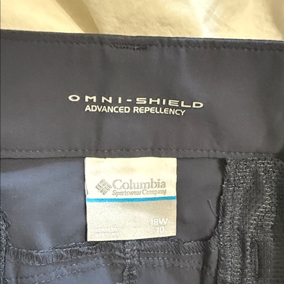 Columbia Women's Navy Flat Front Hiking Shorts 10 inseam like new 18w - Picture 2 of 10